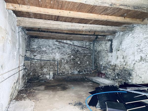 À VENDRE – BÂTISSE DE CARACTÈRE EN PIERRE AU CŒUR DES CORBIÈRES