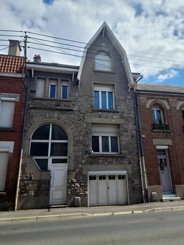 Vente                                                      Maison de ville
                        
                     8 pièces                      168 m2                     à Charleville-Mézières