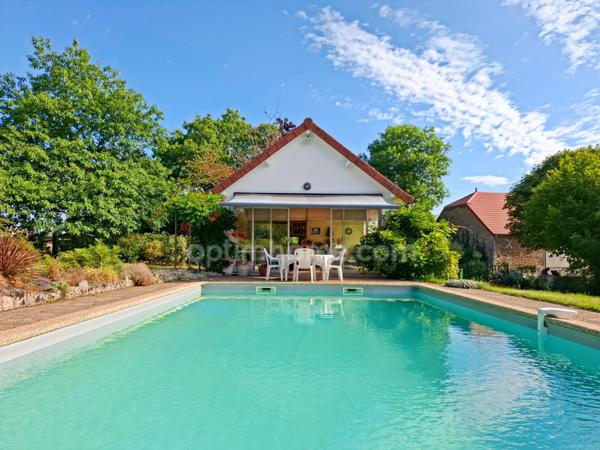 Propriété de charme avec piscine et dépendances à Espinasse-Vozelle