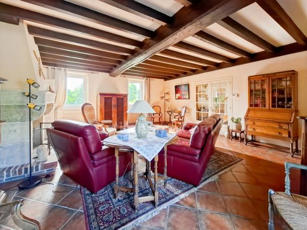 Propriété de charme avec piscine et dépendances à Espinasse-Vozelle