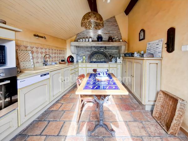 Propriété de charme avec piscine et dépendances à Espinasse-Vozelle