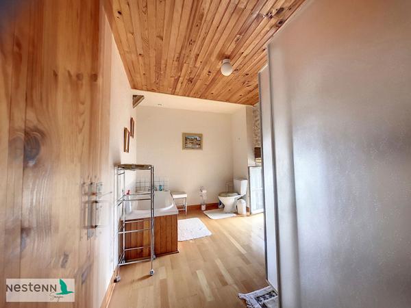 Maison rénovée proche St Jean d'Angély,7 pièces 179 m2 sur un terrain de près de 2000 m²