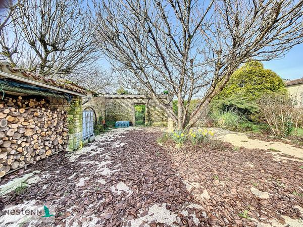 Maison rénovée proche St Jean d'Angély,7 pièces 179 m2 sur un terrain de près de 2000 m²