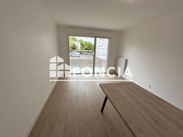 Location Appartement 2 pièces 46.7 m² - 49 BIS RUE D'ECQUEBOUILLE La Roche Sur Yon 85000