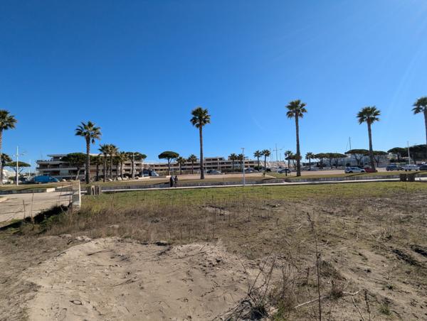 Marina traversante en première ligne face aux plages Le Grau-du-Roi (30240)