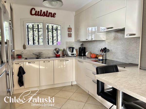 Appartement en Haut de Villa, T4 avec jardin privatif et vue mer, Quartier des Plaines.