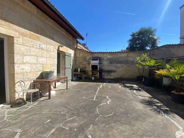 Grand appartement 2 chambres, 3 possibles, avec grande terrasse, grand entrepôt de 134m² qui peut être utilisé en grand garage et atelier