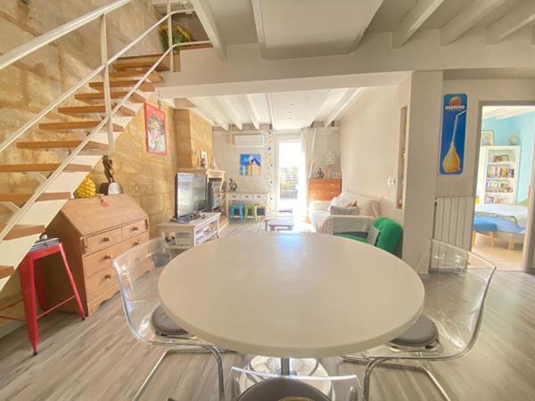 Grand appartement 2 chambres, 3 possibles, avec grande terrasse, grand entrepôt de 134m² qui peut être utilisé en grand garage et atelier