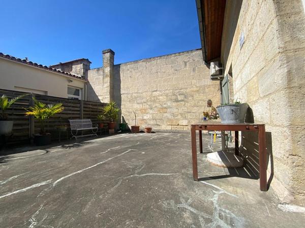 Grand appartement 2 chambres, 3 possibles, avec grande terrasse, grand entrepôt de 134m² qui peut être utilisé en grand garage et atelier