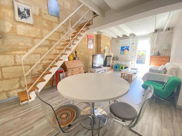 Grand appartement 2 chambres, 3 possibles, avec grande terrasse, grand entrepôt de 134m² qui peut être utilisé en grand garage et atelier
