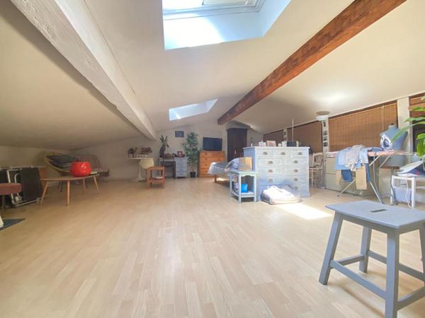 Grand appartement 2 chambres, 3 possibles, avec grande terrasse, grand entrepôt de 134m² qui peut être utilisé en grand garage et atelier