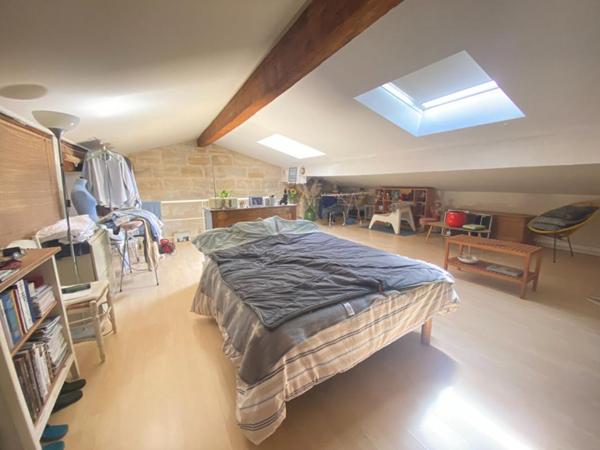 Grand appartement 2 chambres, 3 possibles, avec grande terrasse, grand entrepôt de 134m² qui peut être utilisé en grand garage et atelier