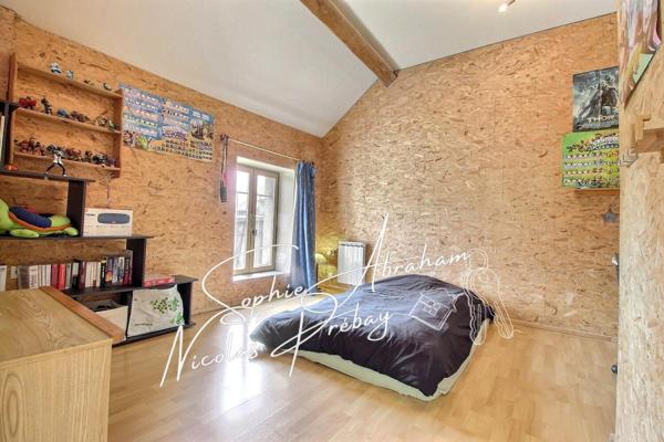 Maison en pierres avec dépendances et terrain