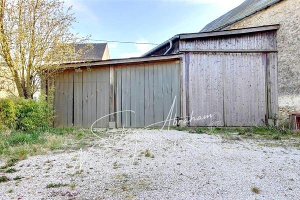 Maison en pierres avec dépendances et terrain