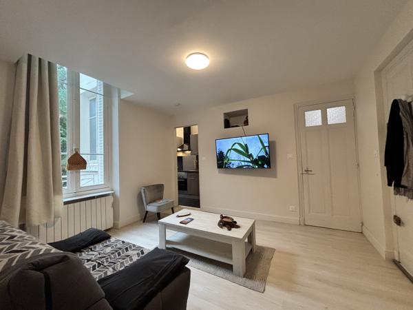 À vendre – Appartement F2 situé dans la Résidence du Grand Hôtel à Châtel-Guyon, en plein centre-ville.