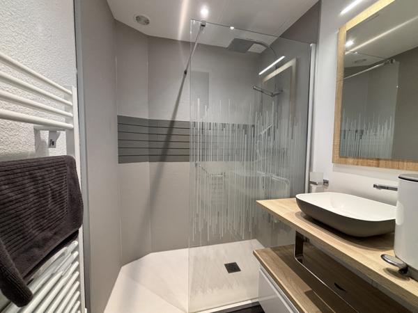 À vendre – Appartement F2 situé dans la Résidence du Grand Hôtel à Châtel-Guyon, en plein centre-ville.