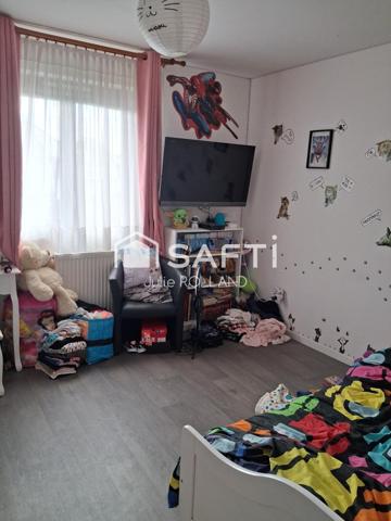 MAISON SEMI MITOYENNE PAR LE GARAGE, 4 CHAMBRES