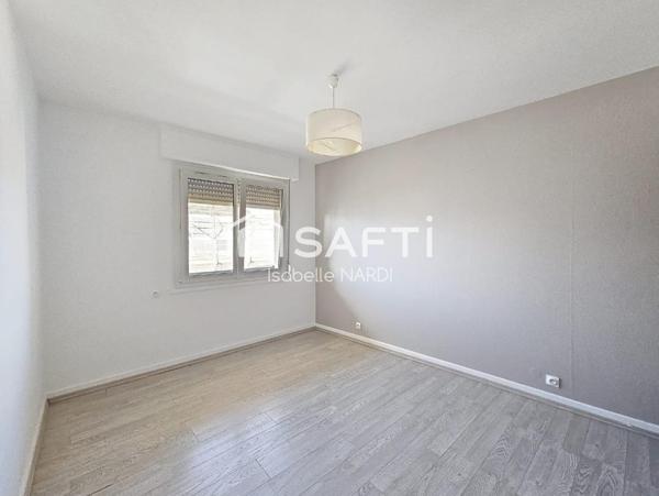 Un appartement lumineux et idéalement situé pour un quotidien facilité.