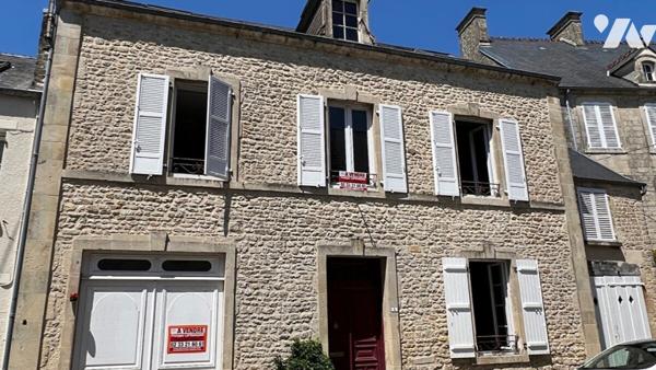 Grande maison, pleine de charme, dans une jolie rue