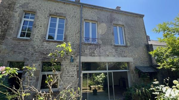 Grande maison, pleine de charme, dans une jolie rue