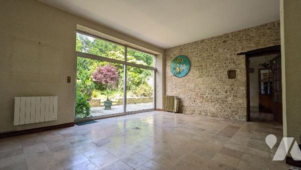 Grande maison, pleine de charme, dans une jolie rue