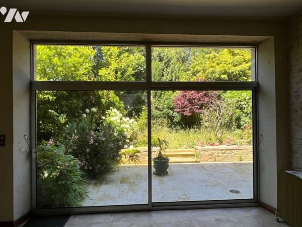 Grande maison, pleine de charme, dans une jolie rue