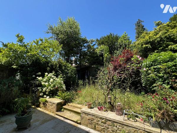 Grande maison, pleine de charme, dans une jolie rue