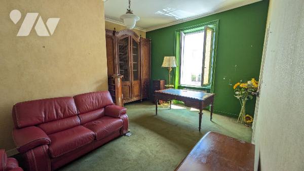 Grande maison, pleine de charme, dans une jolie rue