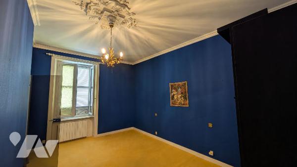 Grande maison, pleine de charme, dans une jolie rue