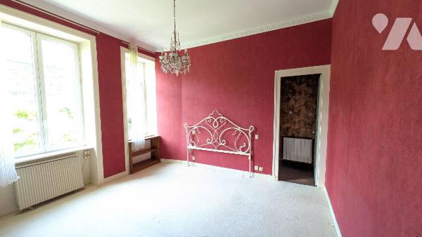 Grande maison, pleine de charme, dans une jolie rue