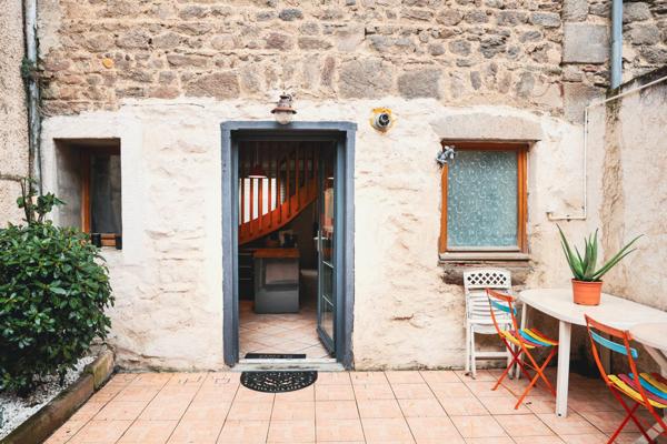 Je vous propose cette charmante maison de village de 104m², idéalement située au cœur de Soucieu-en-Jarrest.