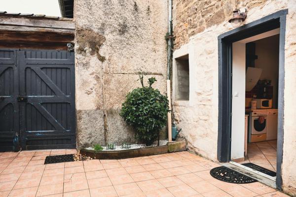 Je vous propose cette charmante maison de village de 104m², idéalement située au cœur de Soucieu-en-Jarrest.