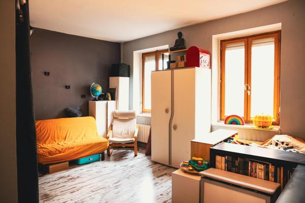 Je vous propose cette charmante maison de village de 104m², idéalement située au cœur de Soucieu-en-Jarrest.