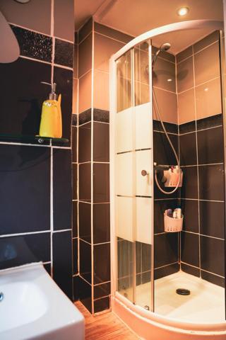 Je vous propose cette charmante maison de village de 104m², idéalement située au cœur de Soucieu-en-Jarrest.