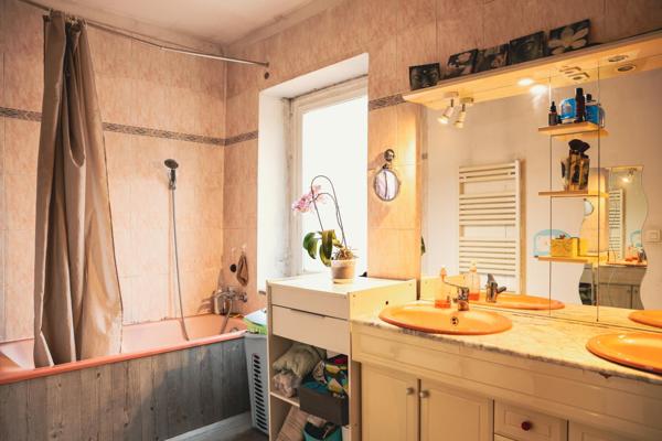 Je vous propose cette charmante maison de village de 104m², idéalement située au cœur de Soucieu-en-Jarrest.