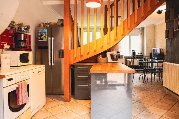 Je vous propose cette charmante maison de village de 104m², idéalement située au cœur de Soucieu-en-Jarrest.