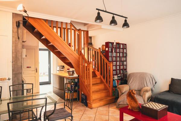 Je vous propose cette charmante maison de village de 104m², idéalement située au cœur de Soucieu-en-Jarrest.