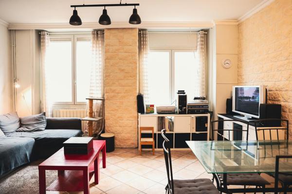 Je vous propose cette charmante maison de village de 104m², idéalement située au cœur de Soucieu-en-Jarrest.