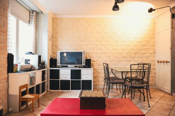 Je vous propose cette charmante maison de village de 104m², idéalement située au cœur de Soucieu-en-Jarrest.