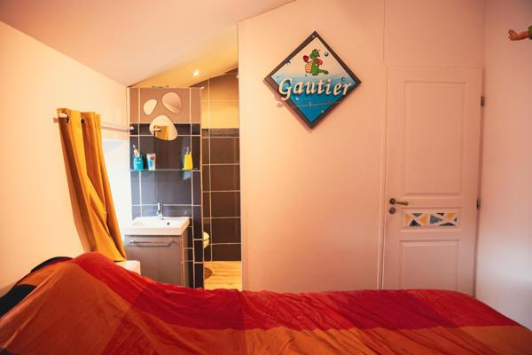 Je vous propose cette charmante maison de village de 104m², idéalement située au cœur de Soucieu-en-Jarrest.