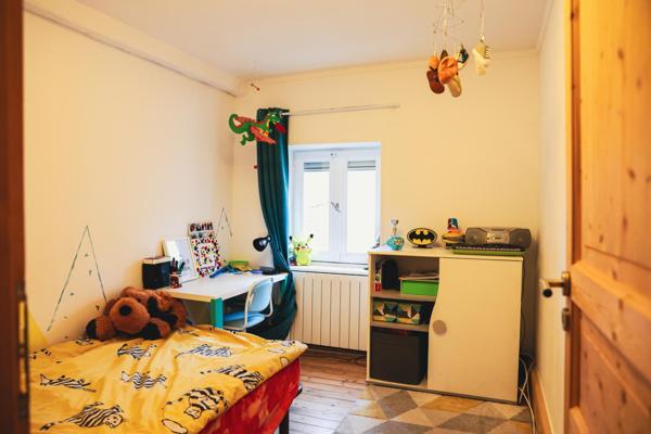 Je vous propose cette charmante maison de village de 104m², idéalement située au cœur de Soucieu-en-Jarrest.