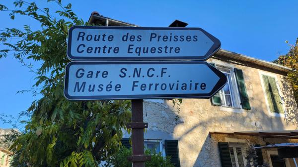 Peillon (06440) PEILLON: TERRAIN A BATIR, VUE DEGAGEE, VILLAGE ET COMMODITES A PIED - LIBRE CONSTRUCTEUR