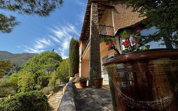 Maison à vendre    5 pièces • 150 m2 Roquevaire