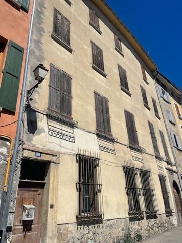TROIS LOGEMENTS À RENOVER AVEC GARAGES ET CAVES