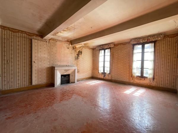 TROIS LOGEMENTS À RENOVER AVEC GARAGES ET CAVES