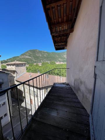 TROIS LOGEMENTS À RENOVER AVEC GARAGES ET CAVES