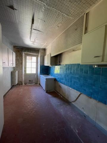 TROIS LOGEMENTS À RENOVER AVEC GARAGES ET CAVES