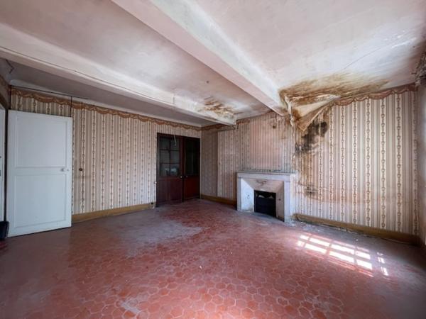 TROIS LOGEMENTS À RENOVER AVEC GARAGES ET CAVES