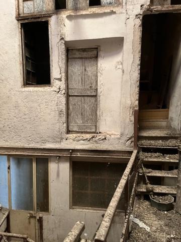 TROIS LOGEMENTS À RENOVER AVEC GARAGES ET CAVES