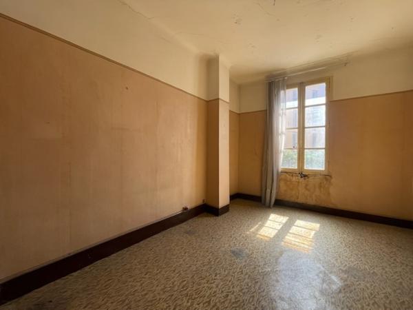 TROIS LOGEMENTS À RENOVER AVEC GARAGES ET CAVES